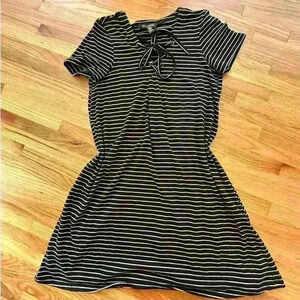BILLABONG l Black and white stripped tshirt dress with tie accent l SIZE M